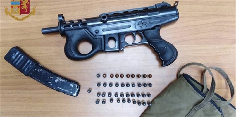 Napoli, un mitra, una mitraglietta e 44 proiettili ritrovati in una casa al confine con Pozzuoli: 4 arresti