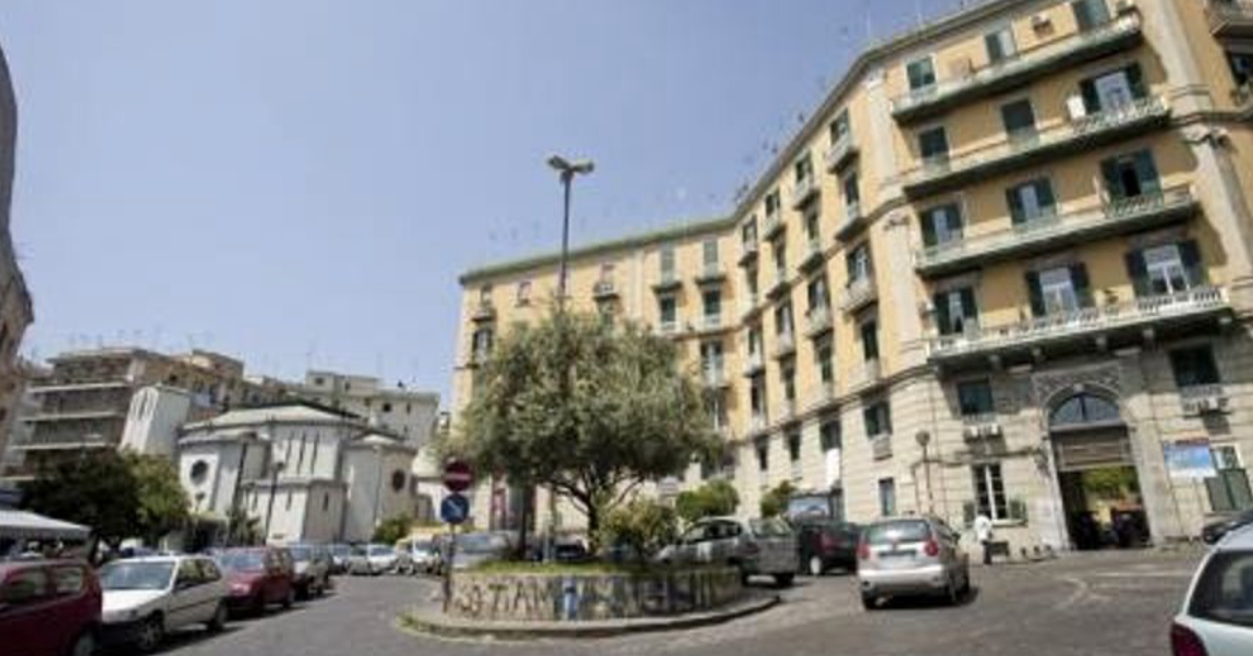 Napoli, latitante si spostava in auto col pass disabili intestato alla sorella: preso in piazza Canneto