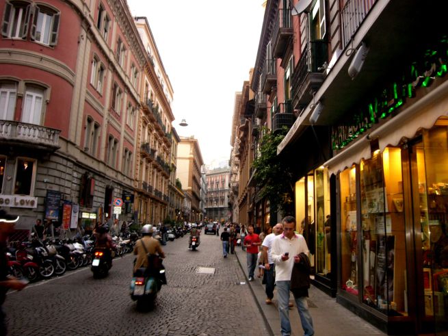 Napoli, più di 6mila i locali occupati abusivamente. Il Comune: “Entro fine anno fuori chi non è in regola”