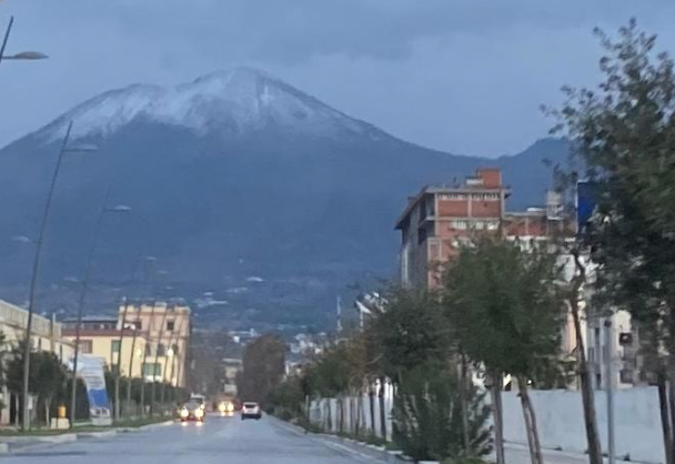 Maltempo: compare di nuovo la neve sul Vesuvio