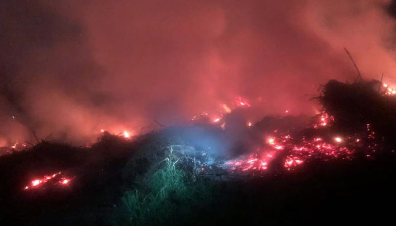 Incendio distrugge deposito abusivo di rifiuti ‘estivi’ a Baia Domizia