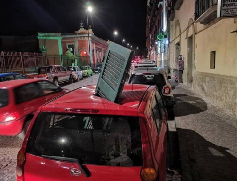 Napoli, tragedia sfiorata a Posillipo: una persiana sfonda il tetto di un’auto in sosta