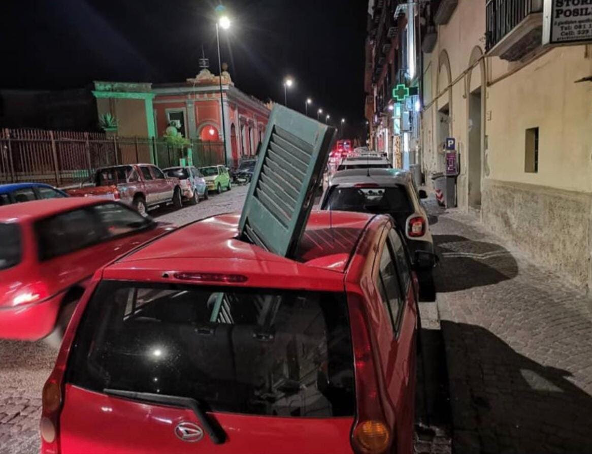 Napoli, tragedia sfiorata a Posillipo: una persiana sfonda il tetto di un’auto in sosta