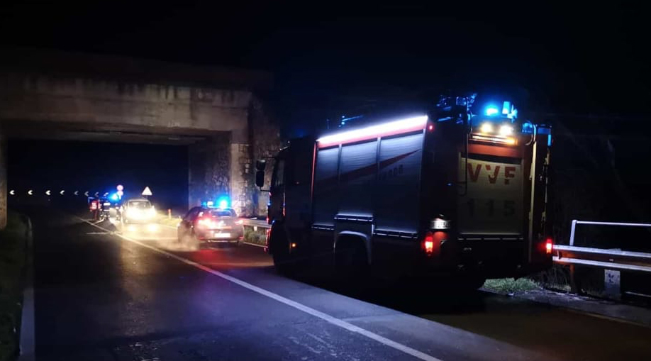 Cadono pietre dal ponte ferroviario sulla Casilina: interrotta la circolazione
