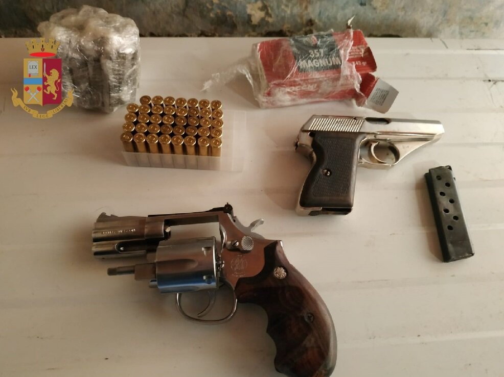 Napoli, la polizia rinviene pistole e droga in un box a Capodimonte