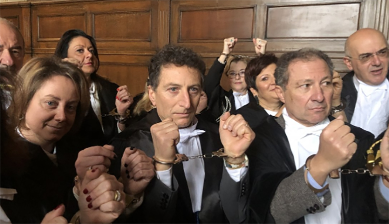 Prescrizione: avvocati entrano in manette alla cerimonia dell’anno giudiziario a Napoli