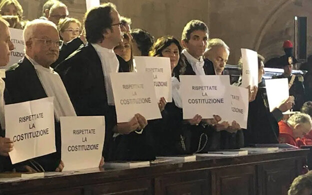 Anno Giudiziario a Napoli: gli avvocati lasciano la sala dei Baroni per protesta