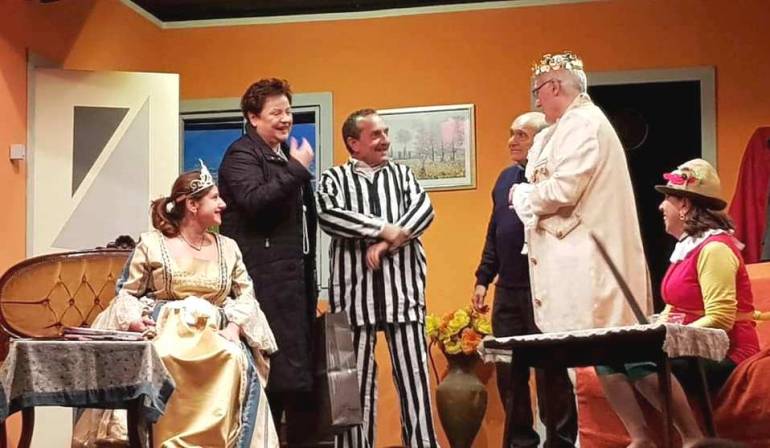Al Teatro Arbostella sorprese ed equivoci con gli Ignoti in ‘Regali sgraditi’