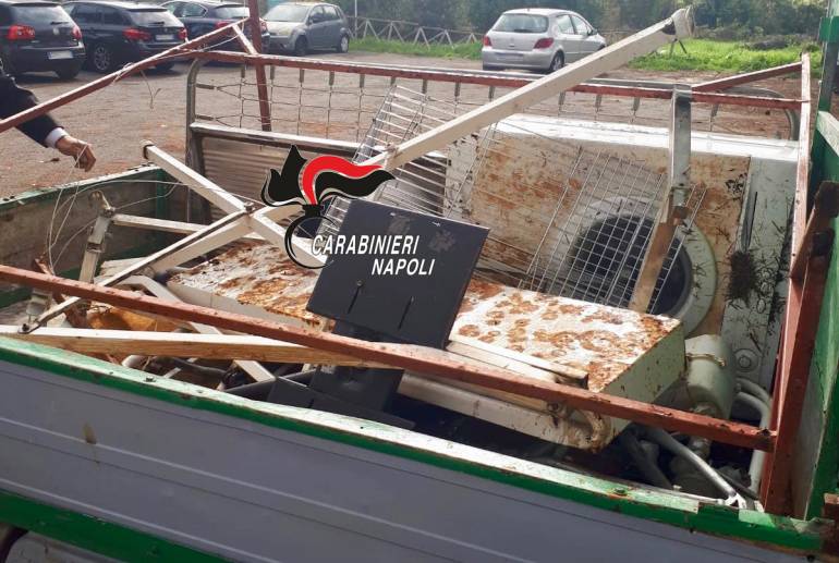 Trasportavano rifiuti sul litorale di Varcaturo: denunciati in tre