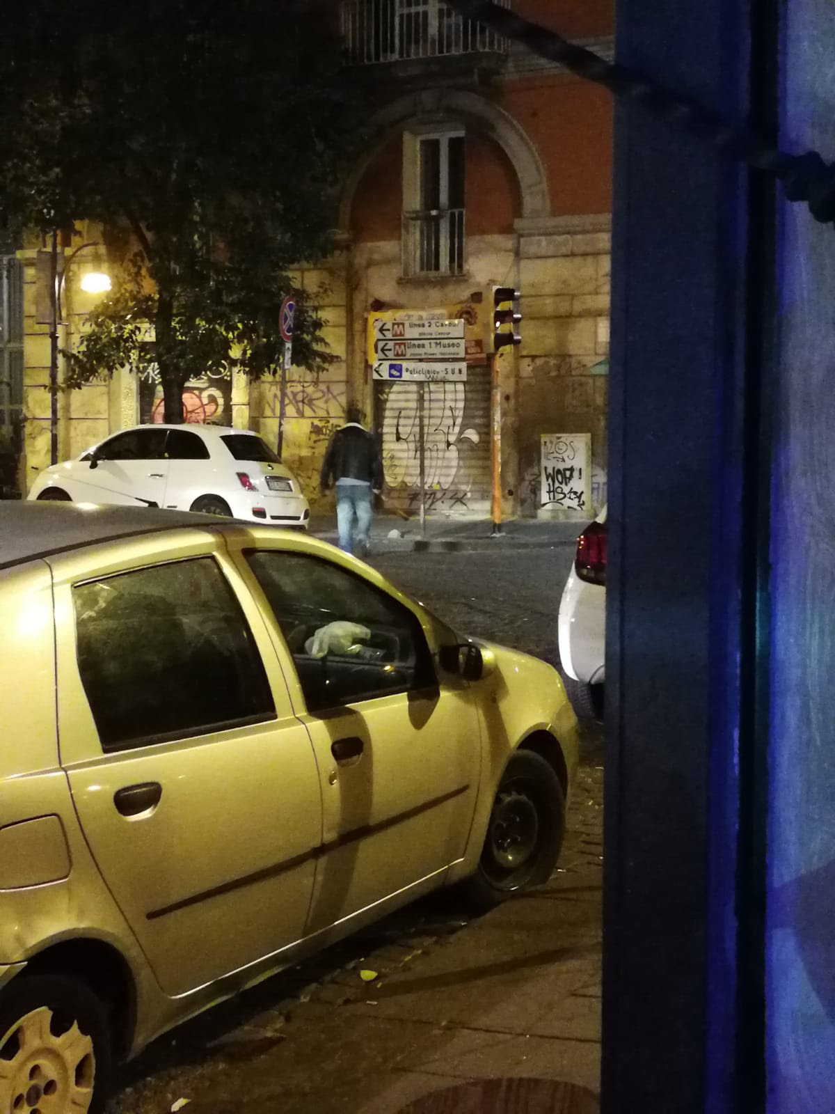 Napoli, nuovo dossier sui parcheggiatori abusivi: a Piazza Bellini rissa tra delinquenti per gestire il business