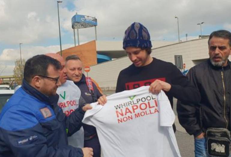 Santori incontra  gli operai Whirlpool che gli donano la maglietta ‘Napoli non molla’