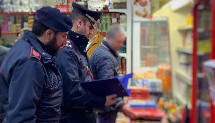 Napoli, controlli e sequestri al Vasto nei negozi alimentari etnici