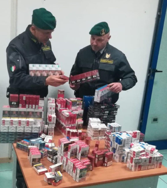 Scoperto con 11 chilogrammi di ‘bionde’ arrestato contrabbandiere nel Casertano
