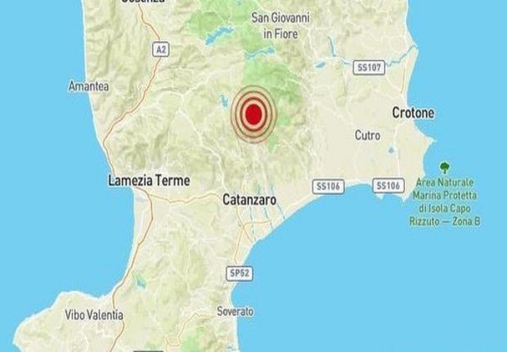 Catanzaro, terrore ad Albi per lo sciame sismico: notte in auto e scuole chiuse