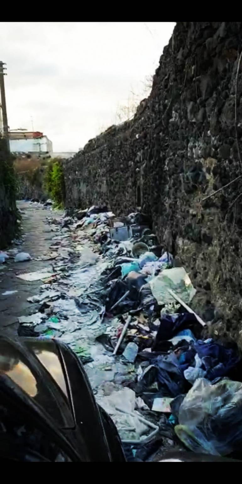 Ad Ercolano, via Pignalver, la strada che conduce agli scavi, sepolta dai rifiuti. La denuncia dei cittadini