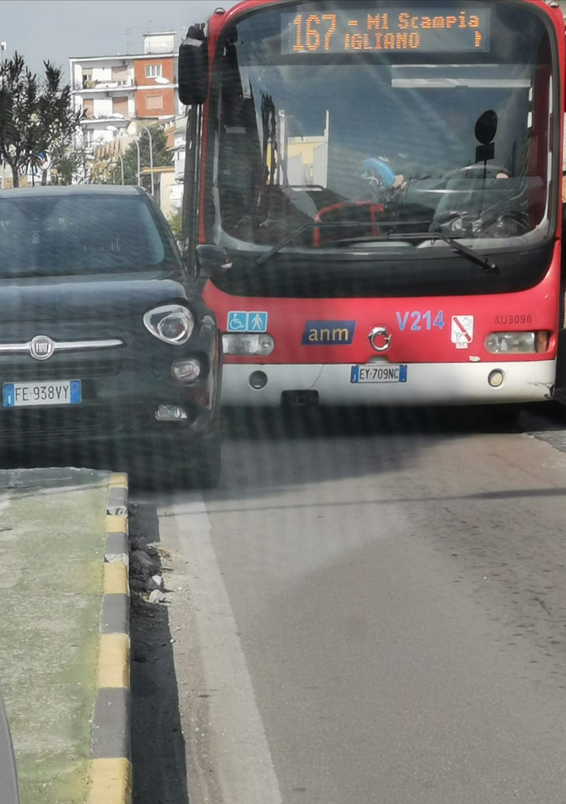A via Chiatamone , al C.so V. Emanuele e a Giugliano bus di linea bloccati dal parcheggio selvaggio. Dossier dei Verdi