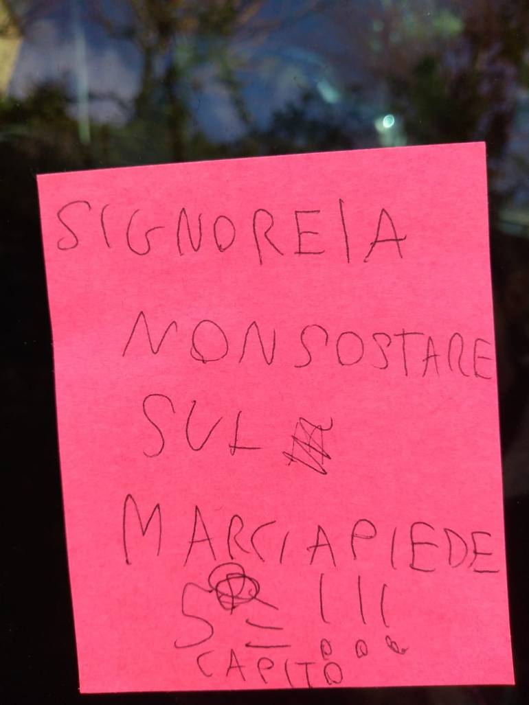Multe morali con i post-it a Pianura dai bambini agli automobilisti incivili. Borrelli: ‘Così si educano i bambini a divenire cittadini esemplari’
