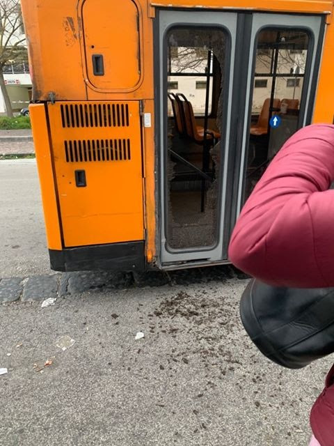 Napoli, un gruppo di ragazzini manda in frantumi i vetri di un autobus di linea a Pianura