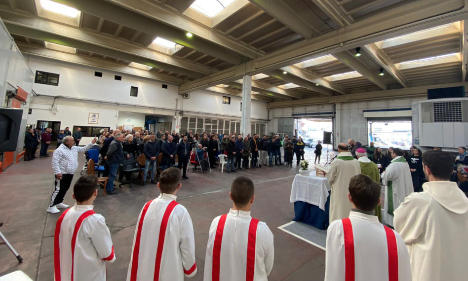 Castellammare, il vescovo Alfano a sostegno dei lavoratori Cil celebra messa nello stabilimento