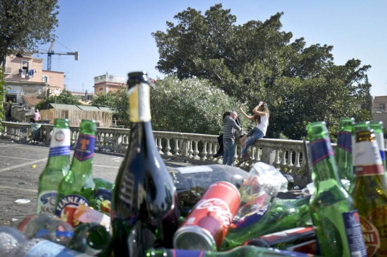 Napoli, il belvedere di via Aniello Falcone diventa una discarica per ‘i resti’ della Movida