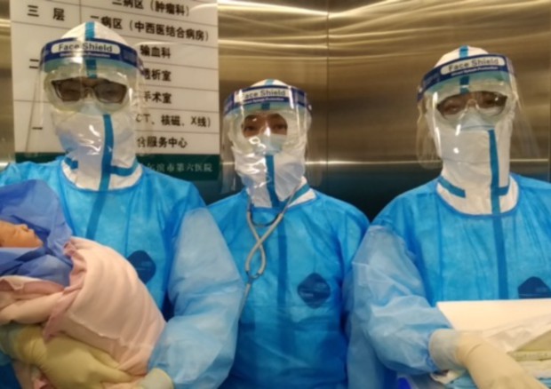 Miracolo in Cina, donna positiva al coronavirus dà alla luce bimba sana