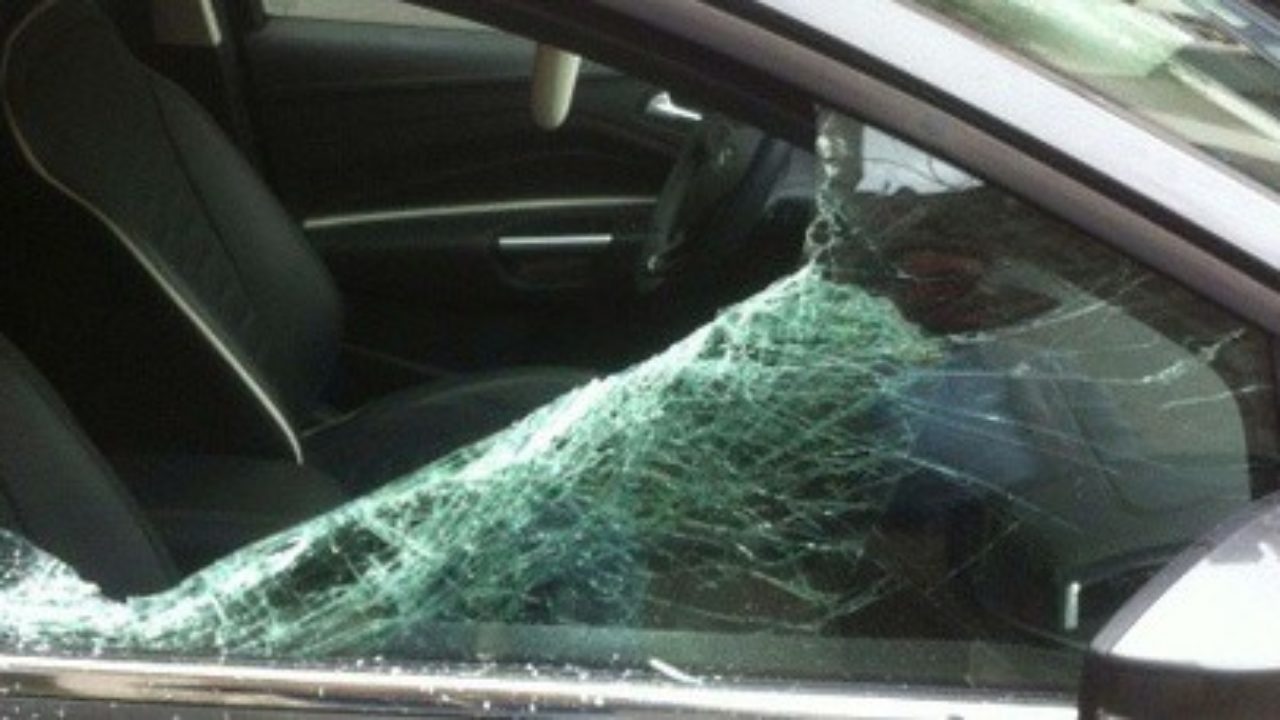 Salerno, raid vandalico, distrutte auto nei pressi del Grand Hotel