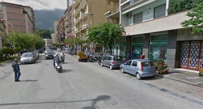 Il Codacons denuncia: ‘Nel Banco di Napoli a Castellammare non si entra senza mascherina’