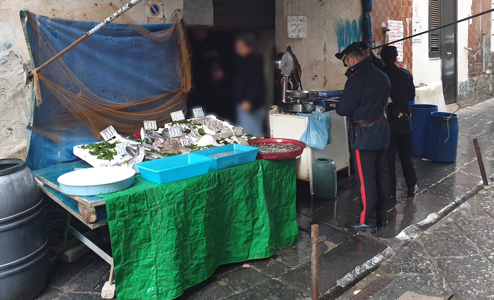Napoli, controlli alimentari nei negozi di Forcella: multe, sequestri e denunce