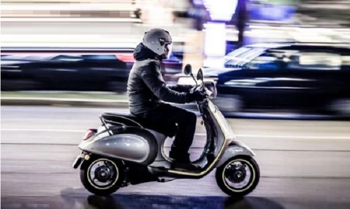 Napoli, ruba la coperta termica di uno scooter parcheggiato in strada: denunciato