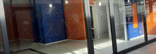 Avellino, assalto ai negozi: vetrine distrutte a martellate