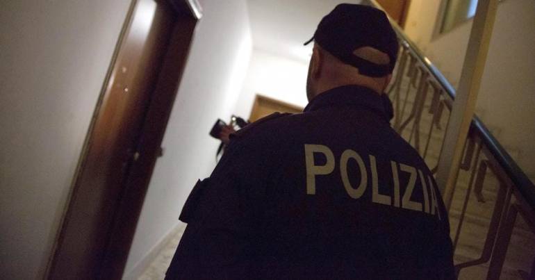 Cocaina nel ripostiglio di casa, arrestato spacciatore a san Nicola la Strada