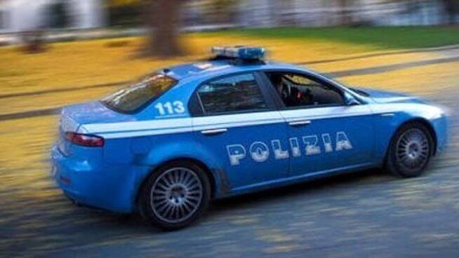 Folle inseguimento nel Casertano, 33enne sperona la volante e poi picchia i poliziotti: arrestato