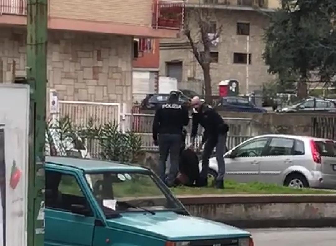 Napoli, poliziotti fermano un uomo alla guida di uno scooter rubato ai Colli Aminei, pioggia di applausi dai balconi