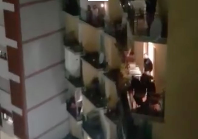 Napoli ai tempi del coronavirus canta ‘Abbracciame’ dai balconi. IL VIDEO VIRALE SUL WEB