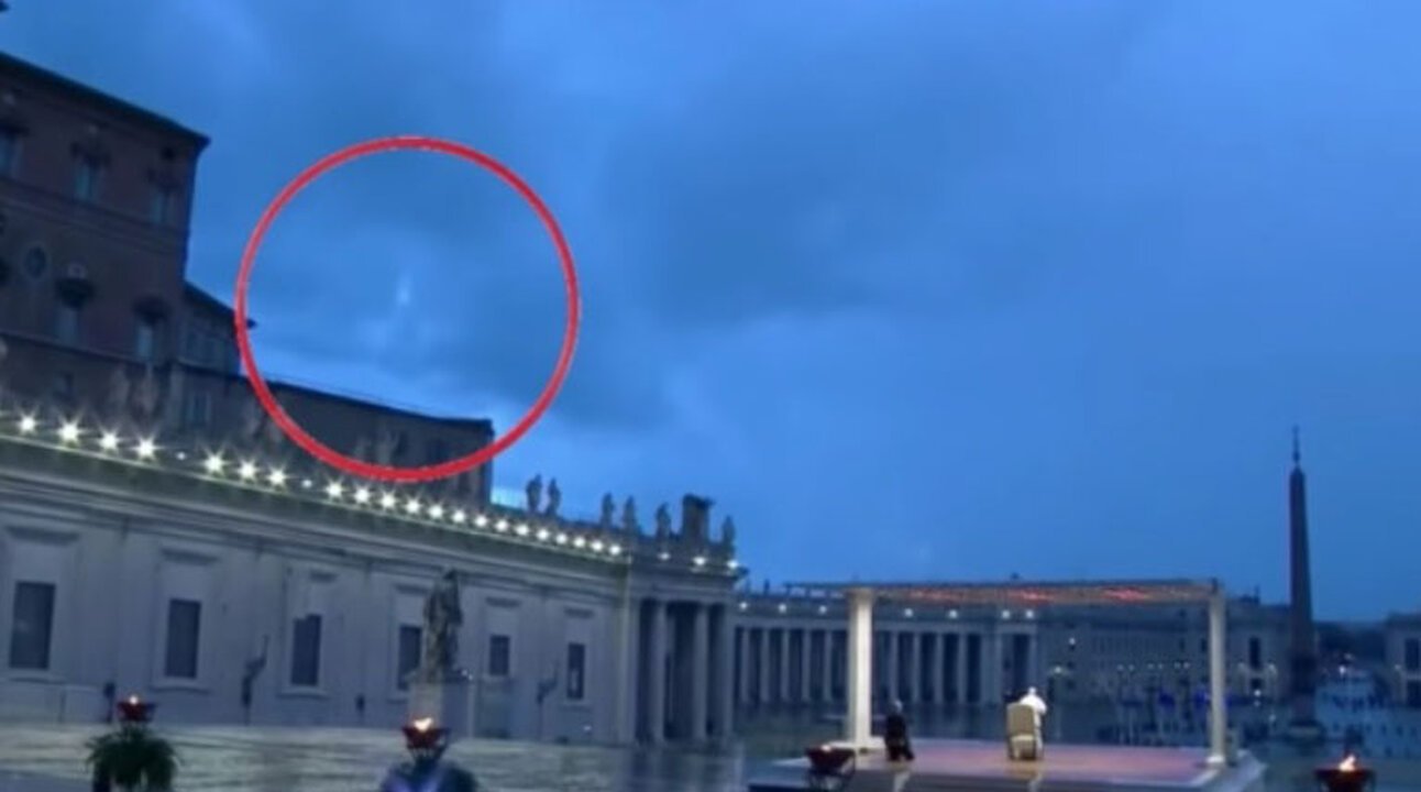 Apparizione della Madonna a Piazza San Pietro durante la preghiera del Papa. IL VIDEO VIRALE SUL WEB