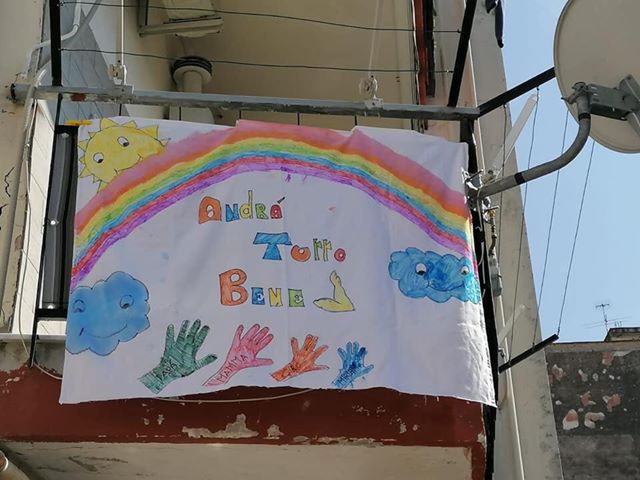 Sui balconi di Napoli i bimbi colorano gli arcobaleno con la scritta: ‘Tutto andrà bene’. LE FOTO