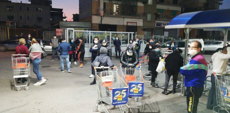 tir fermi supermercati vuoti