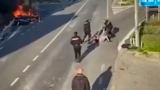 Salerno, in un video inseguimento e arresto con calci e pugni dei carabinieri: il comando provinciale avvia una verifica