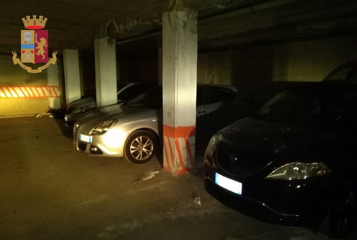 Napoli, deposito di auto rubate scoperto dalla polizia a Ponticelli