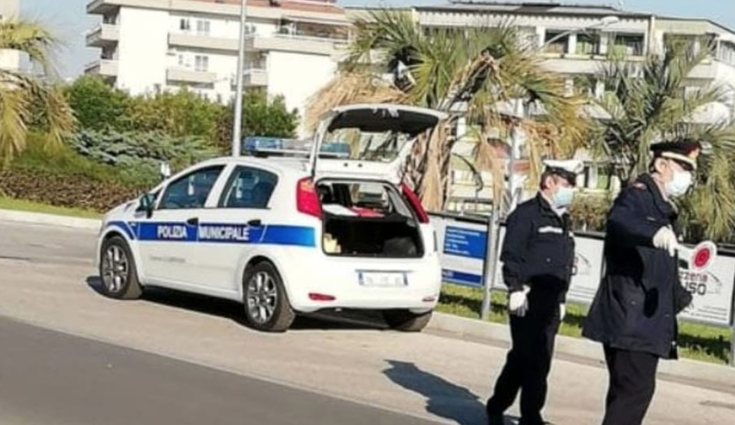 Napoli, consegnavano cibo a domicilio su moto anche senza assicurazione: 10 sequestrate
