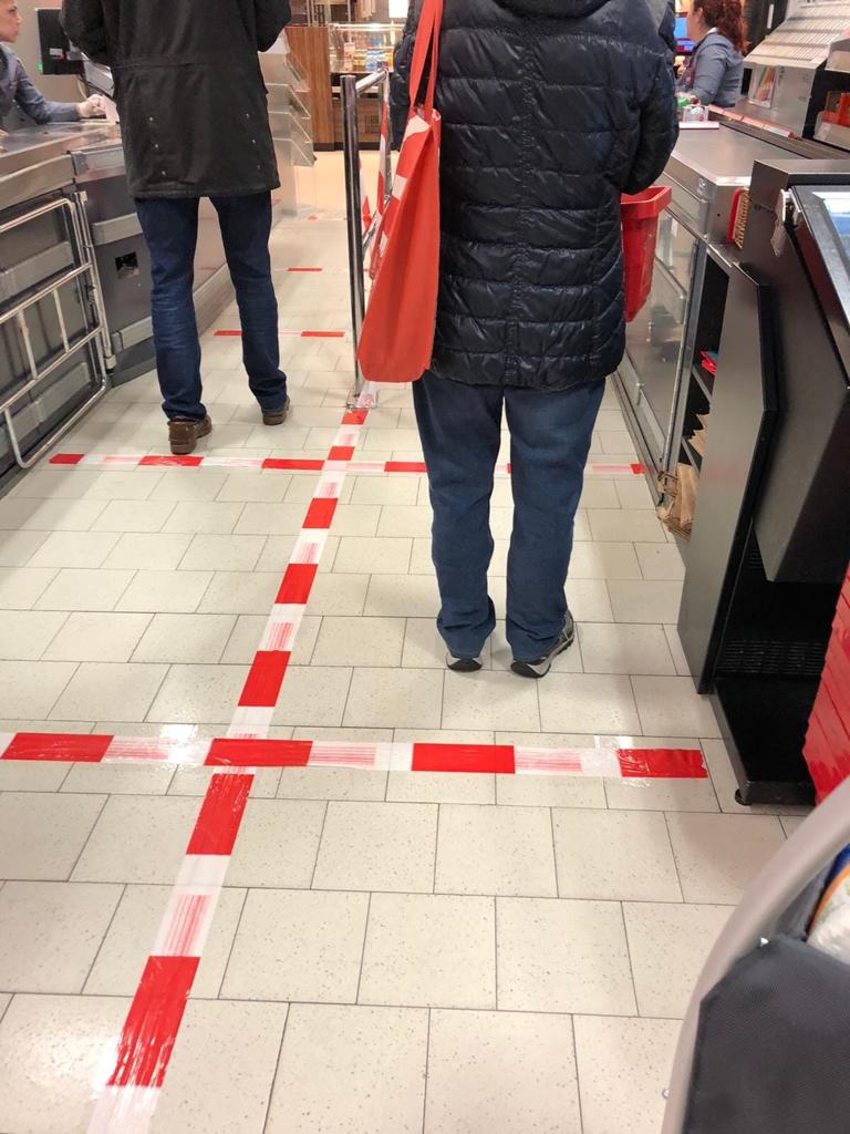 CORONAVIRUS In GERMANIA i supermercati dividono le zone dei clienti