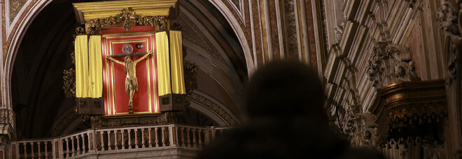 Coronavirus: nella Basilica di Napoli si prega il Cristo dei miracoli