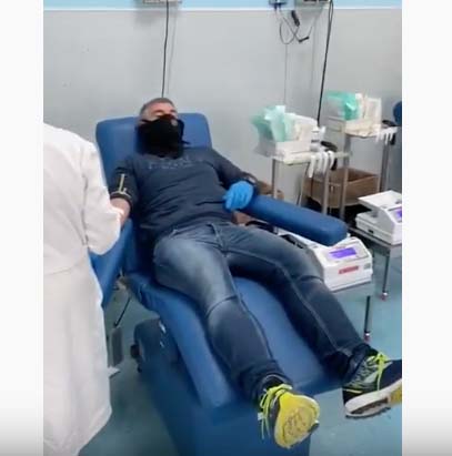 Coronavirus, a Napoli aumentano le donazioni di sangue negli ospedali cantando ‘Abbracciame’. IL VIDEO