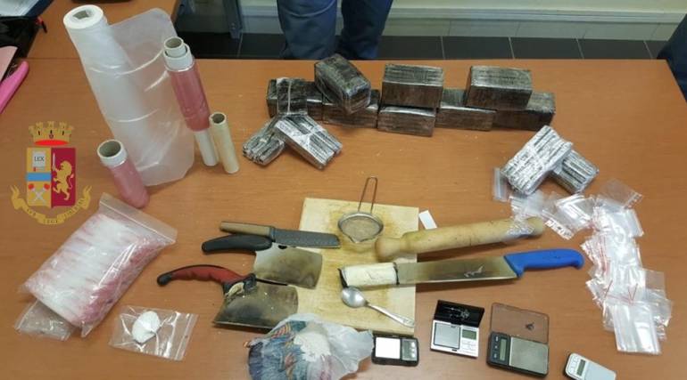 Napoli, aveva 5 chilogrammi di hashish a casa: arrestato 44enne di Scampia
