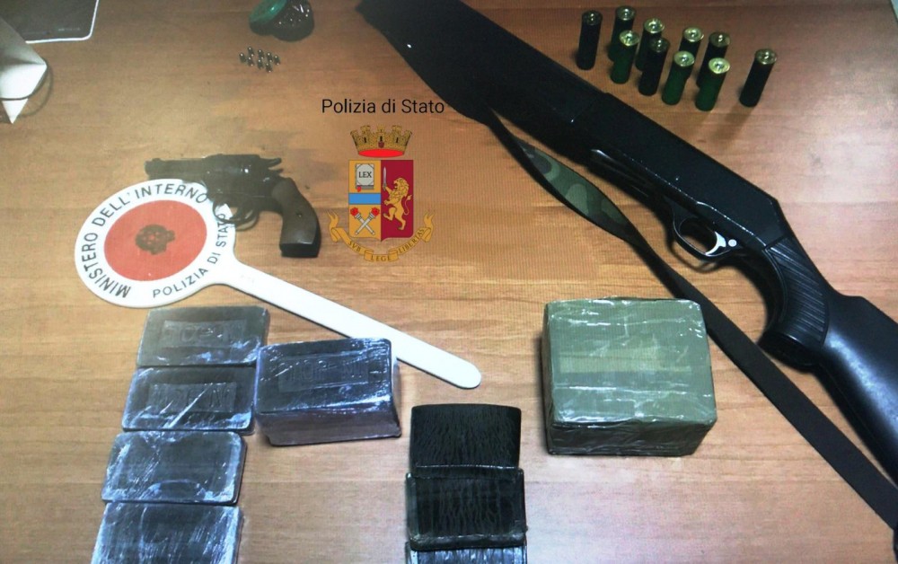 Napoli, la polizia recupera droga e armi in via Argine: arrestati in due