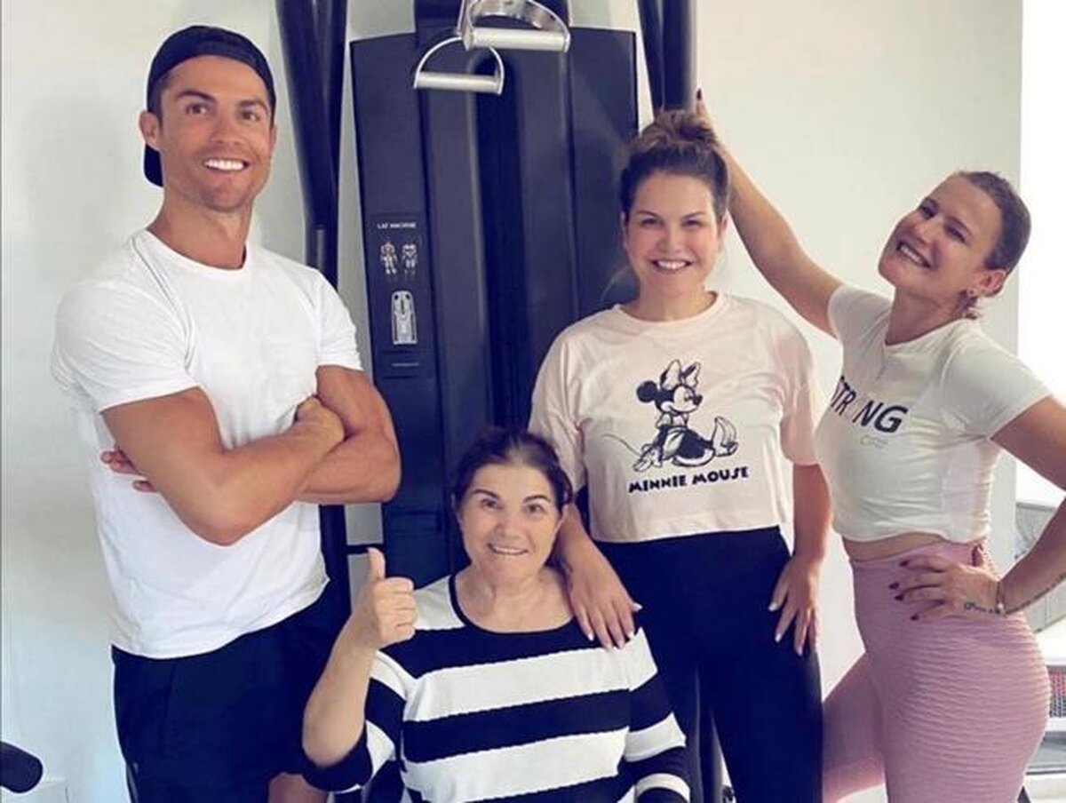 Calcio, Ronaldo sorride con la madre: ‘Grato di averla a casa’