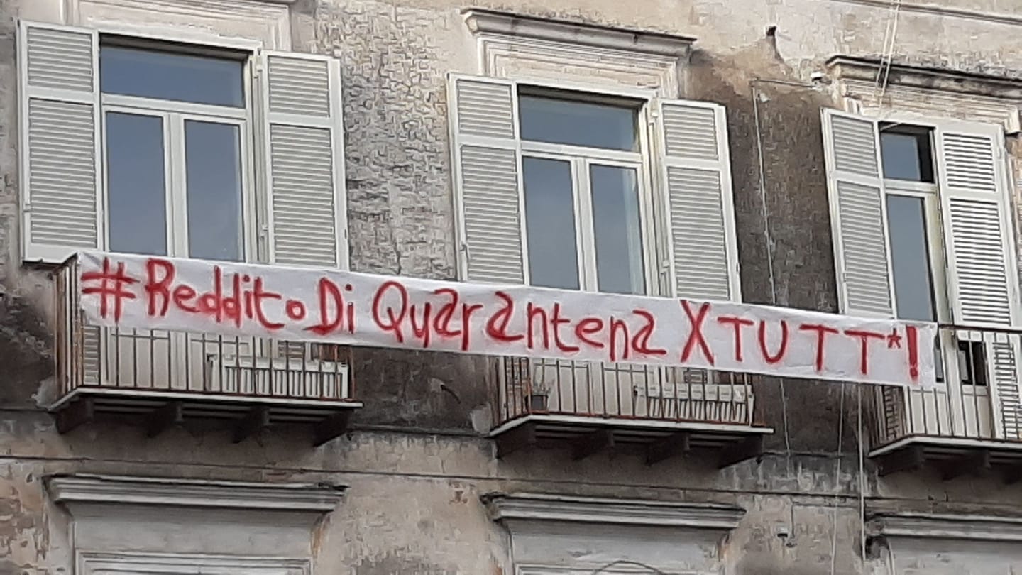 Crisi da coronavirus, nei quartieri di Napoli lenzuola e cartelli per il #redditodiquarantena