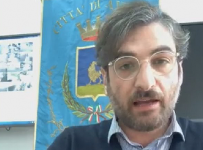 Tante persone in strada ad Aversa nonostante i divieti e il sindaco sbotta su Fb
