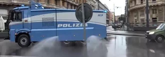 Coronavirus: a Scampia idranti polizia puliscono strade