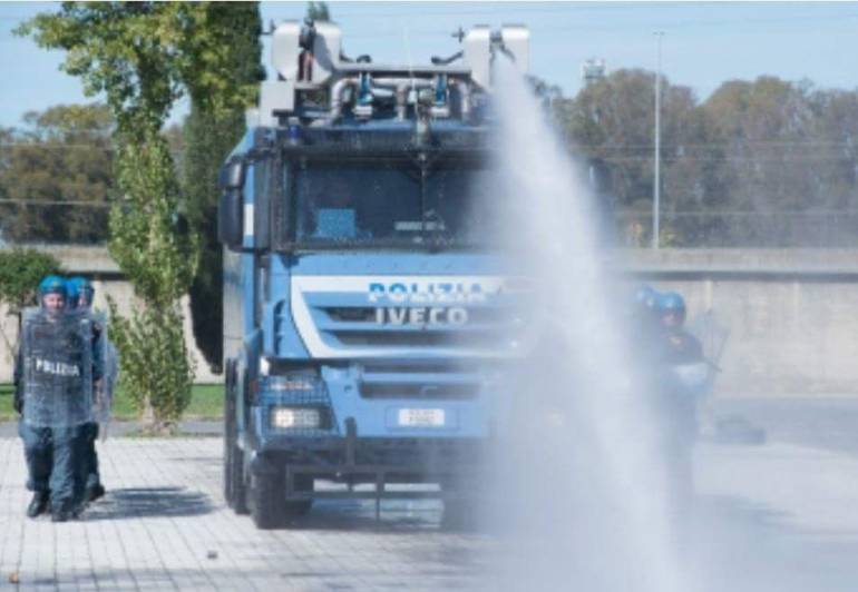 Napoli, idranti della polizia per aiutare a sanificare le strade